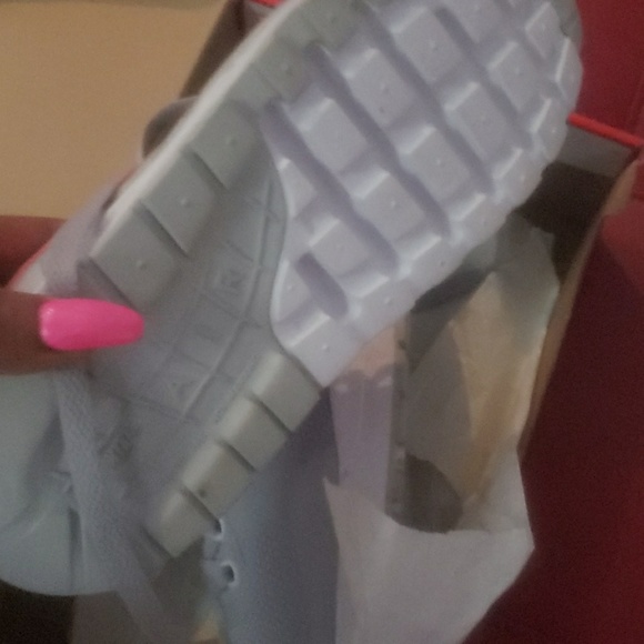 Nike - Picture 2 of 4